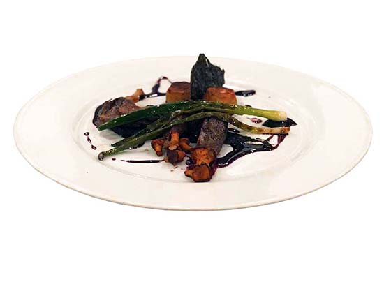 Wilde eend , zwarte sesampuree en  pruimensaus  